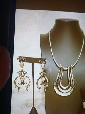 Elegant Gold-Tone Statement Necklace and Earring Set